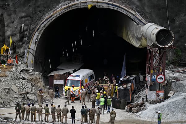 Une ambulance et des secouristes se rassemblent près du front du tunnel Silkyara en construction qui s'est effondré dans le district d'Uttarkashi, le 28 novembre 2023.