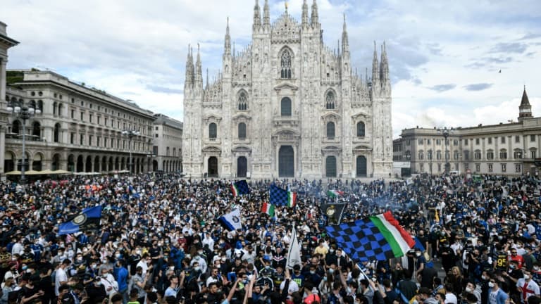 Des supporters de l'Inter Milan font la fête après que le club a été sacré champion d'Italie, sur la Piazza Duomo à Milan, le 2 mai 2021