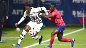 Alidu Seidu au duel avec Arnaud Kalimuendo lors de Clermont-Rennes (1-3, L1), le 20 décembre 2023