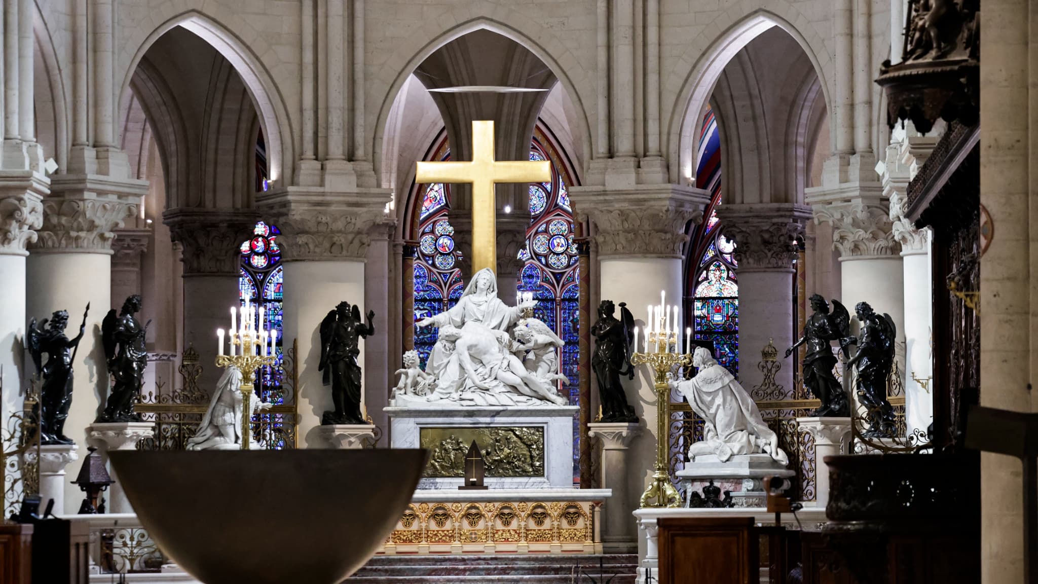 L'autel conçu par l'artiste et designer français Guillaume Bardet au cœur de la cathédrale Notre-Dame de Paris à Paris, le 29 novembre 2024.