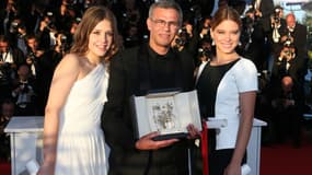 Abdellatif Kechiche, entouré des actrices Adele Exarchopoulos et Léa Seydoux, reçoit la Palme d'Or en 2013