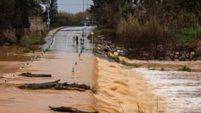 Une route inondée en raison du débordement de la rivière Agly à l'entrée de Rivesaltes, dans le département des Pyrénées-Orientales, le 26 décembre 2025.