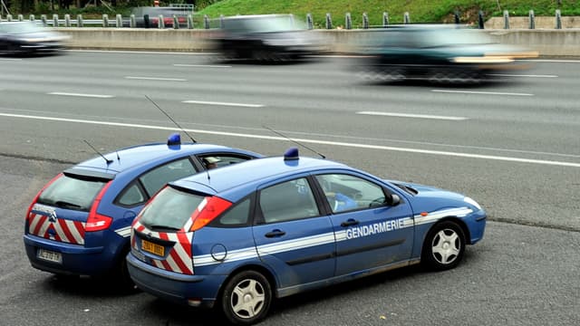 Une patrouille de gendarmerie sur l'autoroute.