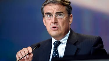 Le PDG d'Air France, Alexandre de Juniac, a déclaré devant des journalistes que la compagnie pourrait surtaxer les billets achetés via des plateformes de comparateurs de prix.