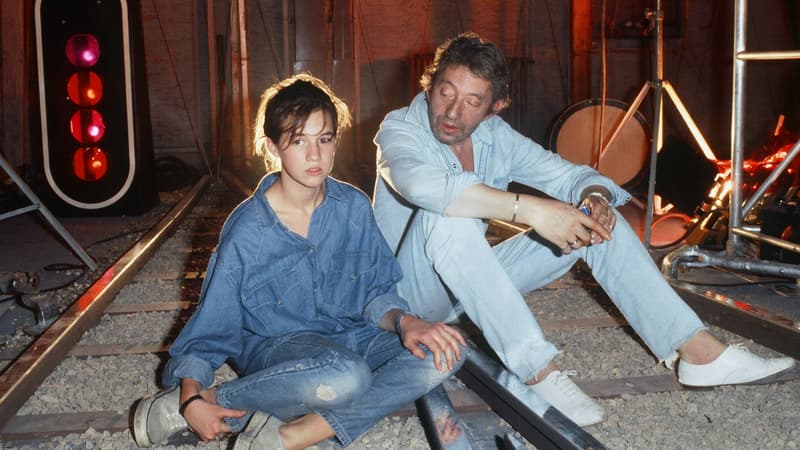 Serge Gainsbourg parle à sa fille Charlotte, le 14 mai 1986, lors d'une pose lors du tournage du vidéo-clip du groupe Indochine, "Tes yeux noirs" réalisé par Gainsbourg.
