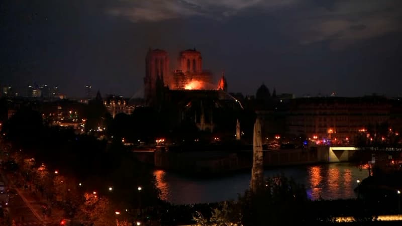 Notre-Dame de Paris en flammes. 