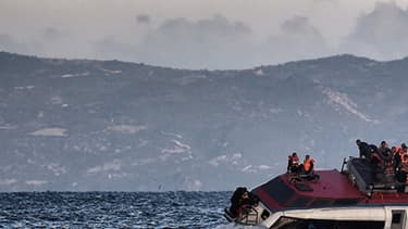Un bateau de migrants, au large de l'île grecque de Lesbos, le 30 octobre 2015