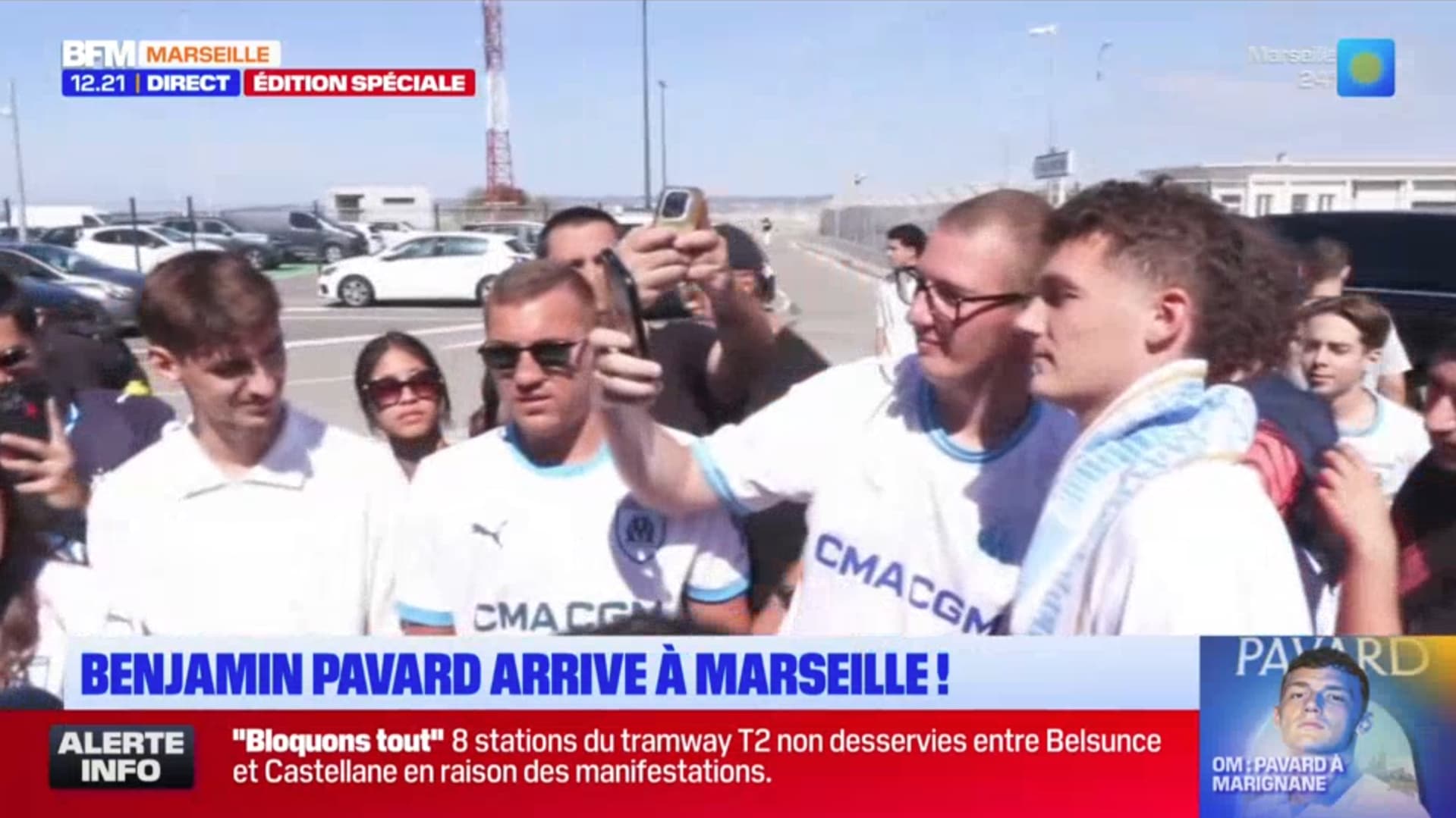 Benjamin Pavard lors de son arrivée à l'aéroport de Marignane