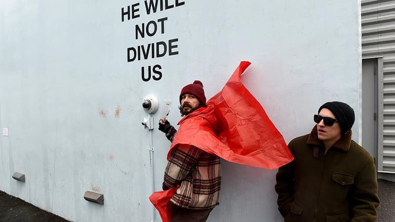 L'acteur américain Shia LaBeouf, devant son installation "He will not divide us", le 24 janvier 2017, au lendemain de l'investiture de Donald Trump.