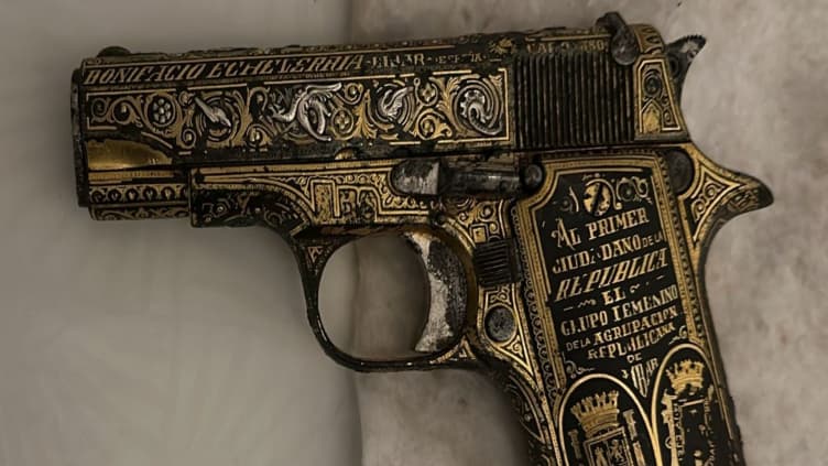 Une arme de collection liée au premier président de la deuxième République espagnole saisie en janvier 2025 lors de perquisitions menées par les gendarmes de Paris.