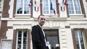 Le maire FN Cyril Nauth devant la mairie de Mantes-la-Ville (Yvelines), le 31 mars 2014