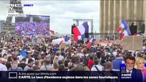 Des centaines de personnes se rassemblent au Trocadéro à Paris pour contester l'extension du pass sanitaire