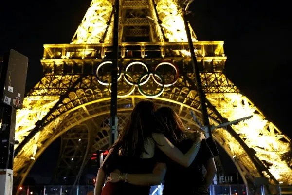 Retrait des anneaux olympiques de la Tour Eiffel à Paris, le 27 septembre 2024