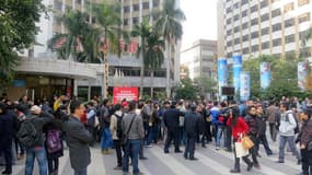 A Canton, manifestation devant le siège de l'hebdomadaire Nanfang Zhoumo, afin de soutenir une grève des journalistes contre l'ingérence du responsable de la censure dans la province du Guangdong. Les manifestants avaient posé devant eux des pancartes sur