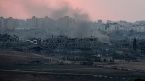 De la fumée s'élève au dessus de bâtiments détruits, au nord de la bande de Gaza, vendredi 9 août 2014.