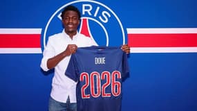 Eddy Doué lors de la signature de son premier contrat pro au PSG