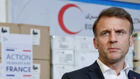 Le président français Emmanuel Macron lors d'une visite dans les entrepôts du Croissant-Rouge égyptien stockant de l'aide pour Gaza, dans la ville frontalière égyptienne d'El-Arish, en Égypte, le 8 avril 2025.