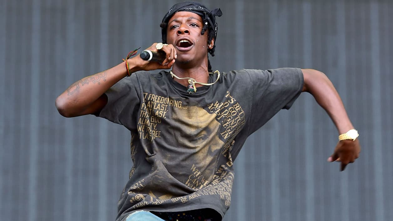 Le rappeur Joey Bada$$ sur scène à New York en 2016 Le rappeur Joey Bada$$ sur scène à New York en 2016