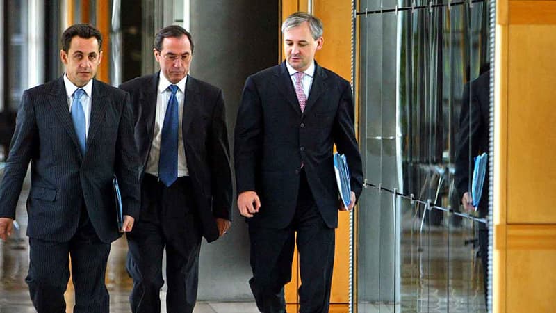 Nicolas Sarkozy (G), à l'époque ministre de l'Economie et des Finances, au côté de son directeur de cabinet, Claude Guéant (C), et du directeur de cabinet adjoint, François Pérol, à Paris en octobre 2004.