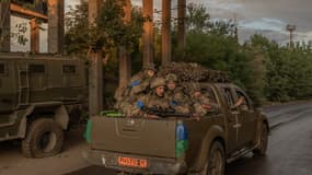 Des soldats ukrainiens conduisent un véhicule dans la région orientale de Donetsk, le 5 août 2024,