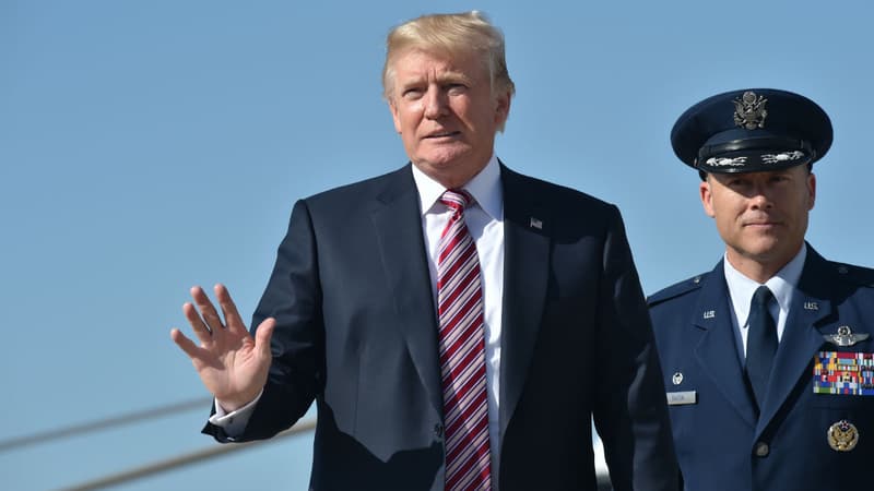 Le président américain Donald Trump embarque à bord d'Air Force One, avant le départ de la base aérienne Andrews Air Force dans le Maryland, le 29 septembre 2017.
