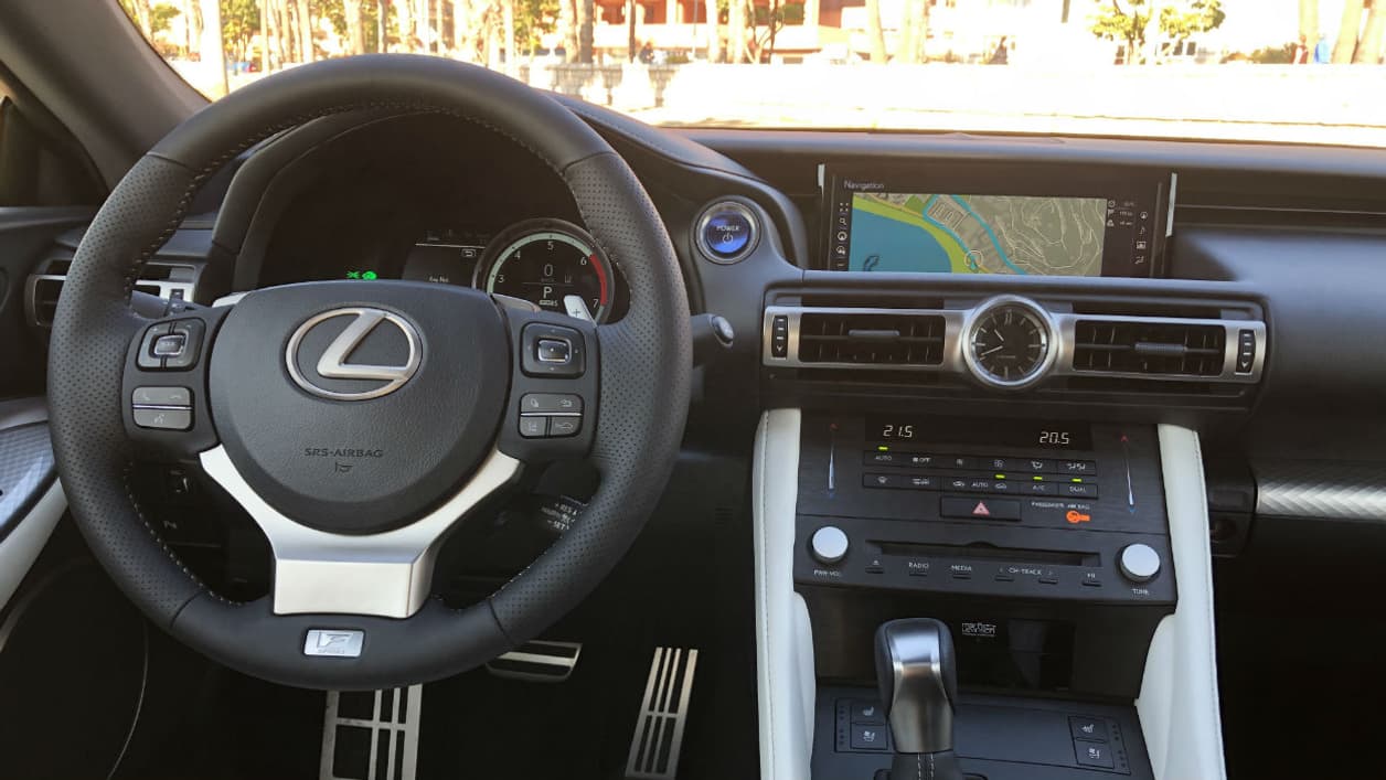 L'intérieur reste assez original même si l'écran non tactile, le manque d'aides à la conduite et l'absence d'Android Auto/Apple Carplay pour connecter son téléphone trahissent ses quelques années d'âge.