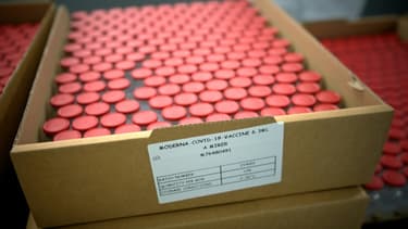 Doses de vaccin Moderna photographiées le 22 avril 2021 à Monts (Indre-et-Loire)