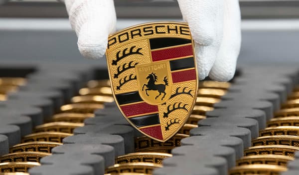 Un logo Porsche dans l'usine de Stuttgart en Allemagne.