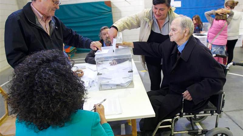 Bureau de vote à Vigo, en Galice. Le Parti populaire (PP) du président du gouvernement espagnol Mariano Rajoy a remporté dimanche les élections régionales en Galice et les partis nationalistes se sont imposés au Pays basque, selon les sondages réalisés à
