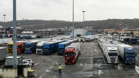 Camions et remorques sur le parking du port de Cherbourg en attente d'être pris en charge par'un ferry de Irish Ferries vers l'Irlande, le 2 février 2021