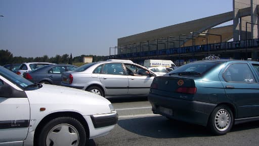 La technique du "petit train" employée par la jeune femme consistait à coller la voiture qui précède.