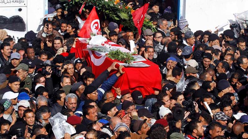 Des dizaines de milliers de Tunisiens scandant des slogans hostiles aux islamistes se sont rassemblés à Tunis vendredi pour les obsèques de l'opposant Chokri Belaïd, dont l'assassinat a plongé dans une crise profonde le berceau du "printemps arabe". /Phot