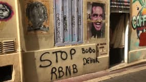 Un tag anti Airbnb dans une rue du quartier du Panier (2)