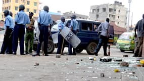 La police kenyane patrouille dans le port de Mombasa.