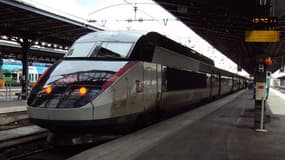 UN TGV est entré vendredi soir en collision avec un semi-remorque transportant du bois à Mios en Gironde