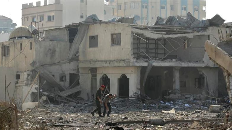 Des membres du Hamas inspectent les dégâts après le bombardement samedi par l'aviation israélienne de cibles liées aux services de sécurité du Hamas à Gaza. Dans le même temps, des activistes palestiniens ont tiré des roquettes sur Israël. /Photo prise le