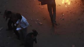 Affrontements sur une voie menant au ministère de l'Intérieur, près de la place Tahrir, au Caire. Policiers et manifestants réclamant le départ de l'armée au pouvoir se sont à nouveau affrontés lundi dans le centre de la capitale égyptienne, sur fond de c
