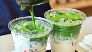 Du matcha ajouté à des boissons dans un bar de Los Angeles, en Californie, le 20 mai 2025 (photo d'illustration).