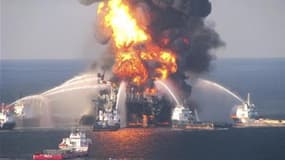 La plate-forme Deepwater Horizon en feu le 21 avril dernier. Une alarme avait été volontairement désactivée sur la plate-forme a indiqué un ingénieur de forage aux enquêteurs américains cherchant les causes de la marée noire. La plate-forme forait un puit