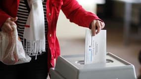 Dans un bureau de vote de Witterschlick, près de Bonn. Selon un sondage réalisé à la sortie des urnes, la coalition de centre droit d'Angela Merkel a perdu dimanche la majorité à l'assemblée régionale du Land de Rhénanie du Nord-Westphalie, ce qui privera