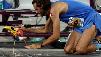 Gianmarco Tamberi en train de viser sa chaussure pleine de ressorts, le 11 juin 2024
