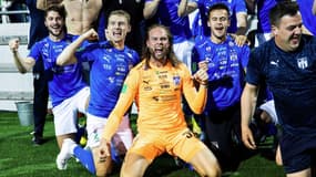 Jonatan Johansson et les joueurs du KI Klaksvik, à Goteborg le 2 août 2023