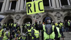 Des gilets jaunes manifestent à Paris le 15 décembre 2018. 