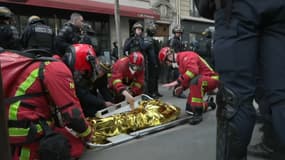 Lors de la 12e journée de mobilisation contre la réforme des retraites ce jeudi, une équipe de BFMTV a pu suivre une équipe de médecins CRS qui soignent les policiers lors des manifestations.
