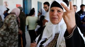 Une votante devant un bureau de vote de Tunis, dimanche.