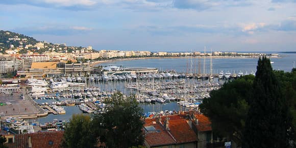 La ville de Cannes organise une soirée réservé aux Cannois, ambiance "années folles". La ville de Cannes organise une soirée réservé aux Cannois, ambiance "années folles".