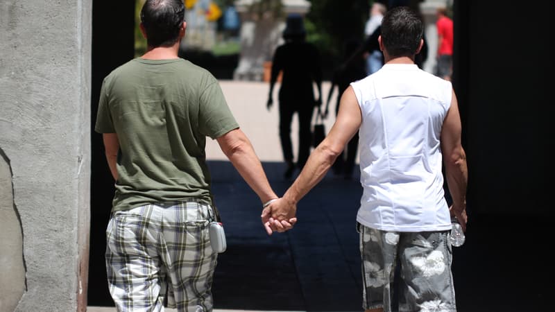 "Ça reste dangereux": ces couples LGBT qui s'interdisent encore les gestes d'affection en public