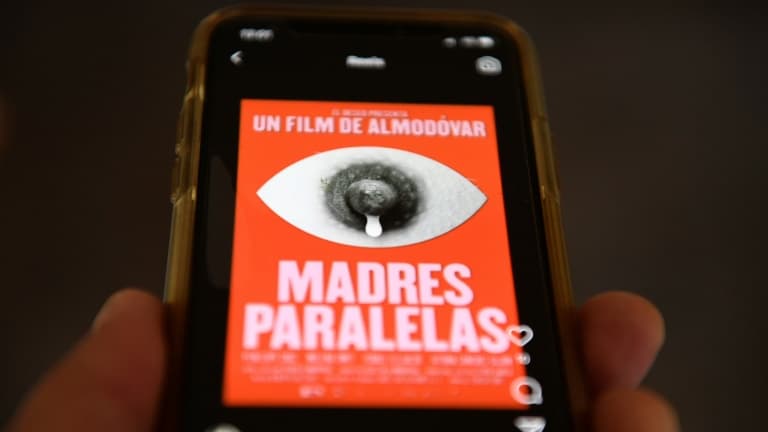 L'affiche du dernier film de Pedro Almodovar, "Madres Paralelas", le 10 août 2021 à Madrid
