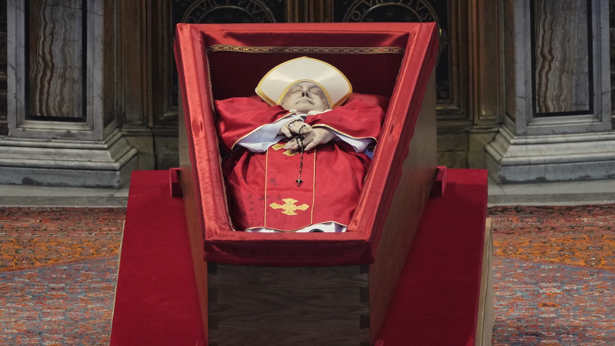 Le corps du pape François repose à l'intérieur de la basilique Saint-Pierre où il reposera pendant trois jours, au Vatican, le 23 avril 2025. Le corps du pape François repose à l'intérieur de la basilique Saint-Pierre où il reposera pendant trois jours, au Vatican, le 23 avril 2025.