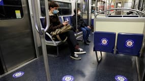 Des passagers dans le métro parisien, le 11 mai 2020